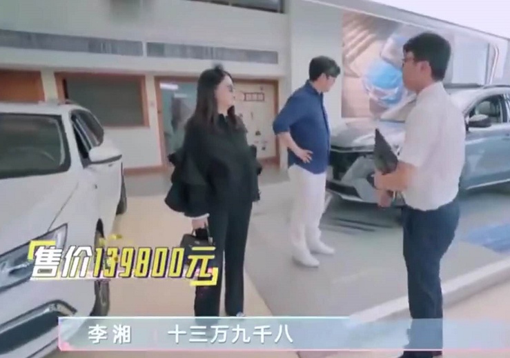 李湘|李湘携女儿买包，进奢侈品店获专人伺候，曾自曝在北京有N套房产