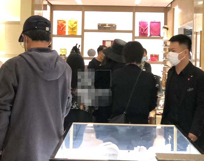 李湘|李湘携女儿买包，进奢侈品店获专人伺候，曾自曝在北京有N套房产