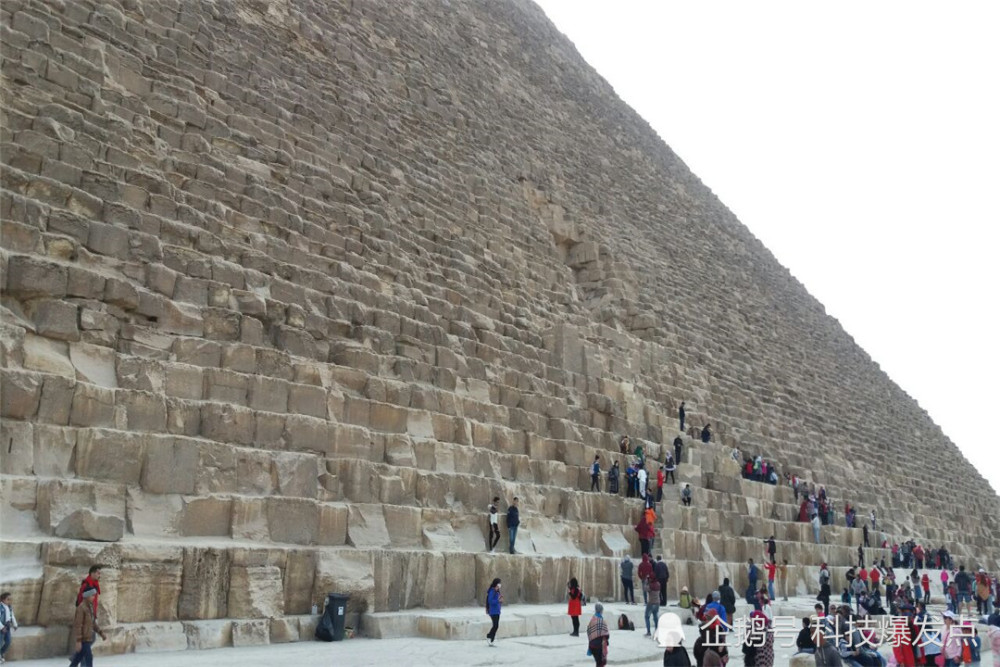 胡夫金字塔|金字塔内发现20厘米通道，科学家放置探测机器人，发现铜环石门！