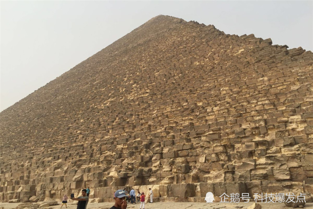 胡夫金字塔|金字塔内发现20厘米通道，科学家放置探测机器人，发现铜环石门！