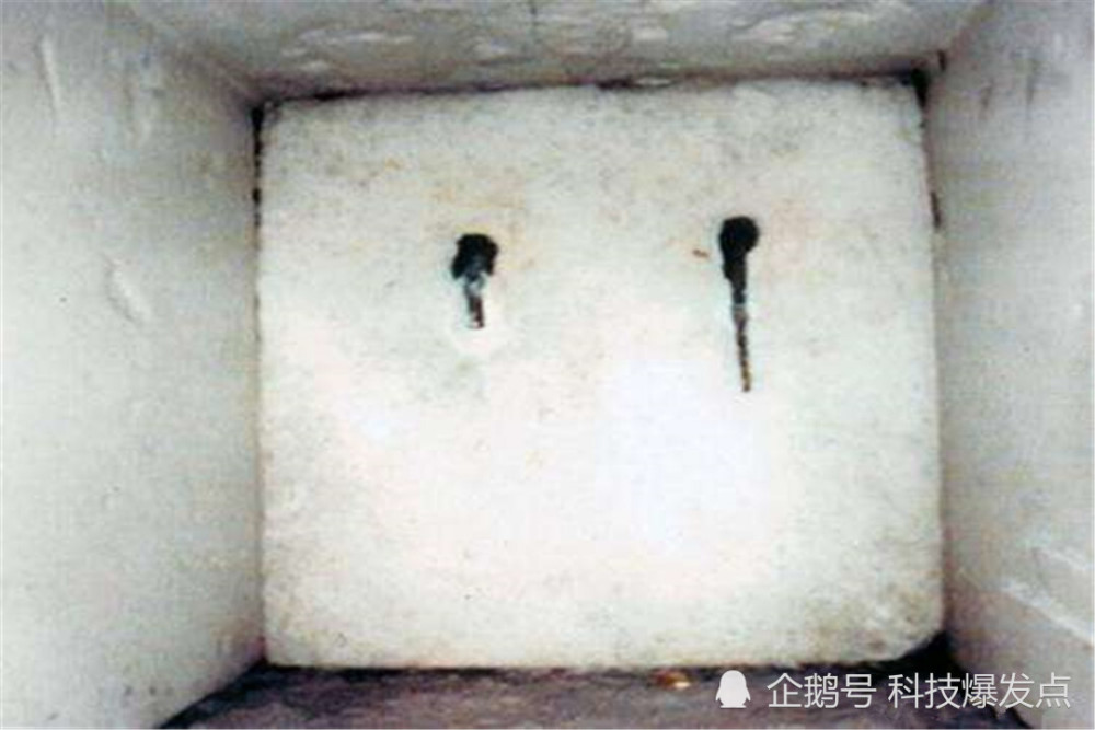 胡夫金字塔|金字塔内发现20厘米通道，科学家放置探测机器人，发现铜环石门！