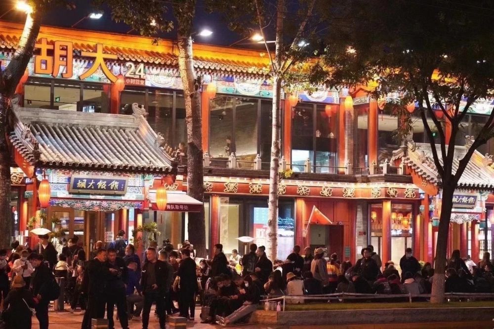 网红|北京老字号、网红餐馆假期客流火爆，烤鸭、小龙虾热卖