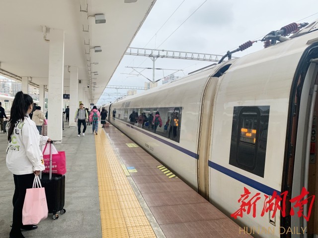 穿行在邵阳的幸福快车|邵阳|高铁|新宁|隆回站