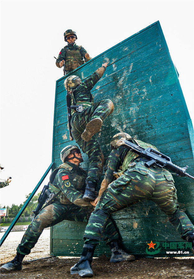 特战官兵协力翻越高墙.侯崇慧摄