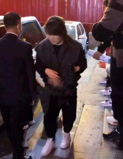 赵本山|赵本山大女儿近照曝光！身材肿胀样貌普通，和受宠小妹球球差别大