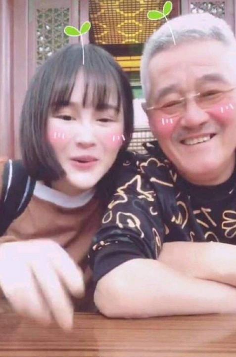 赵本山|赵本山大女儿近照曝光！身材肿胀样貌普通，和受宠小妹球球差别大