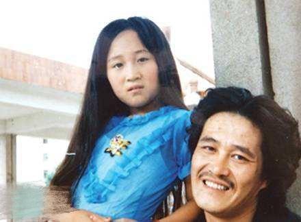 赵本山|赵本山大女儿近照曝光！身材肿胀样貌普通，和受宠小妹球球差别大