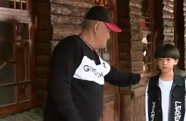 赵本山|赵本山大女儿近照曝光！身材肿胀样貌普通，和受宠小妹球球差别大