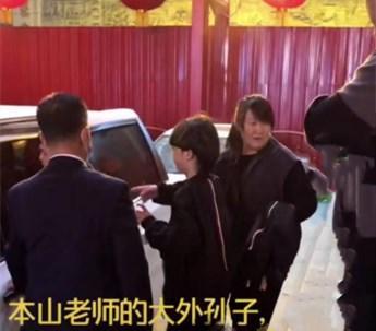 赵本山|赵本山大女儿近照曝光！身材肿胀样貌普通，和受宠小妹球球差别大