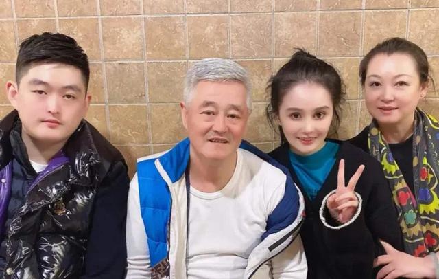 赵本山|赵本山大女儿近照曝光！身材肿胀样貌普通，和受宠小妹球球差别大