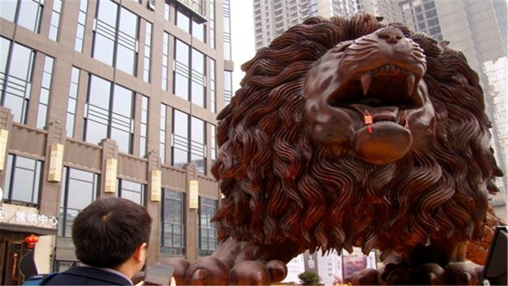 雕刻|广西男子雕刻15米“巨型狮子”，号称没有1000万不卖，现状如何？