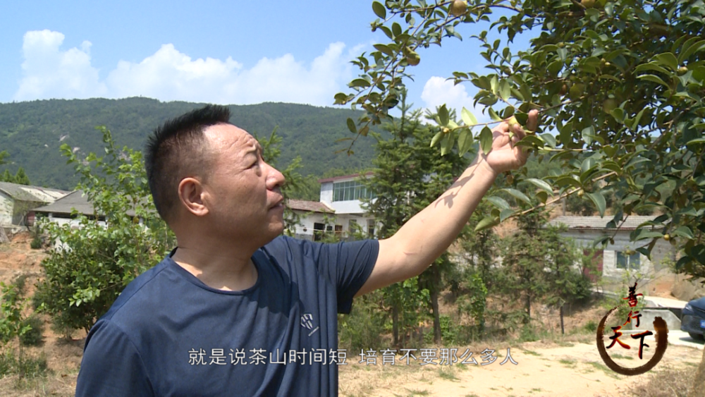 潘海雄当时33岁,给一位朋友搞装修,不幸耳膜摔穿,导致左耳失聪.