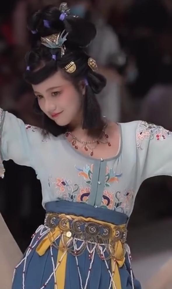 成都萤火虫漫展汉服走秀事件三赢一亏你满意吗