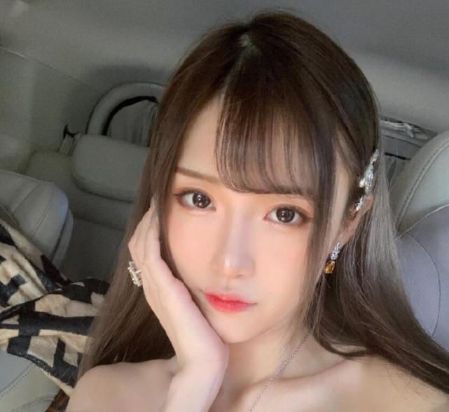 然后腐团儿就被邀请了,那次直播之后,腐团儿因为超级大长腿和高颜值一