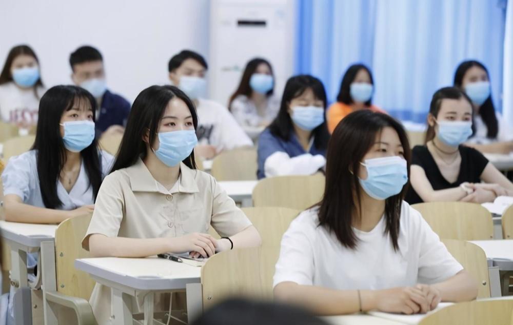 大学生将迎来“三个坏消息”，学生欲哭无泪