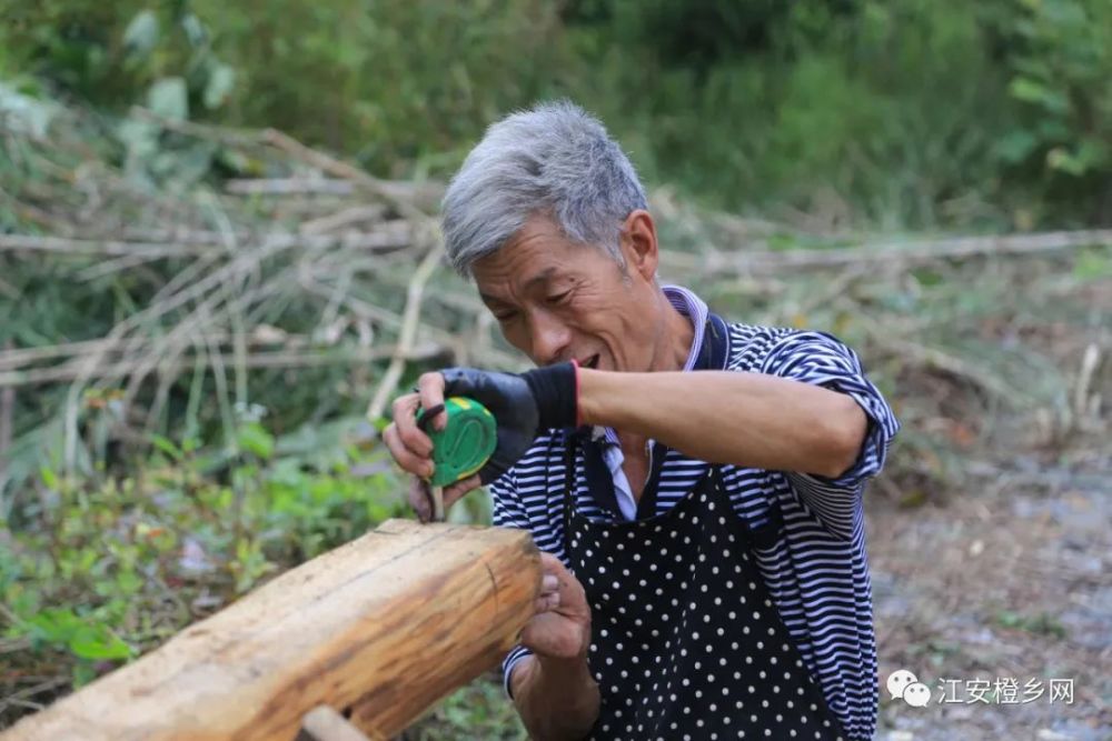 木工|坚守传统手艺！江安男子二十多岁学做木匠，一干就是40余年