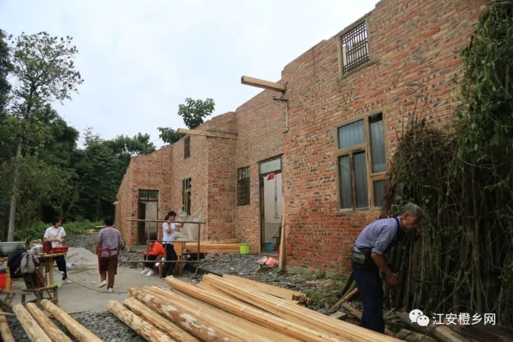 木工|坚守传统手艺！江安男子二十多岁学做木匠，一干就是40余年