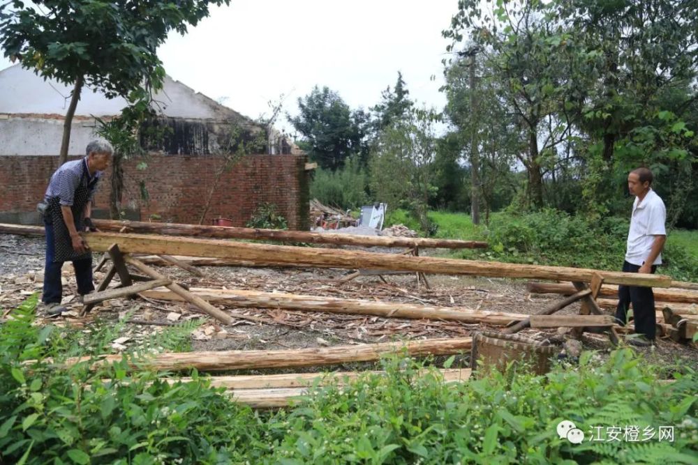 木工|坚守传统手艺！江安男子二十多岁学做木匠，一干就是40余年