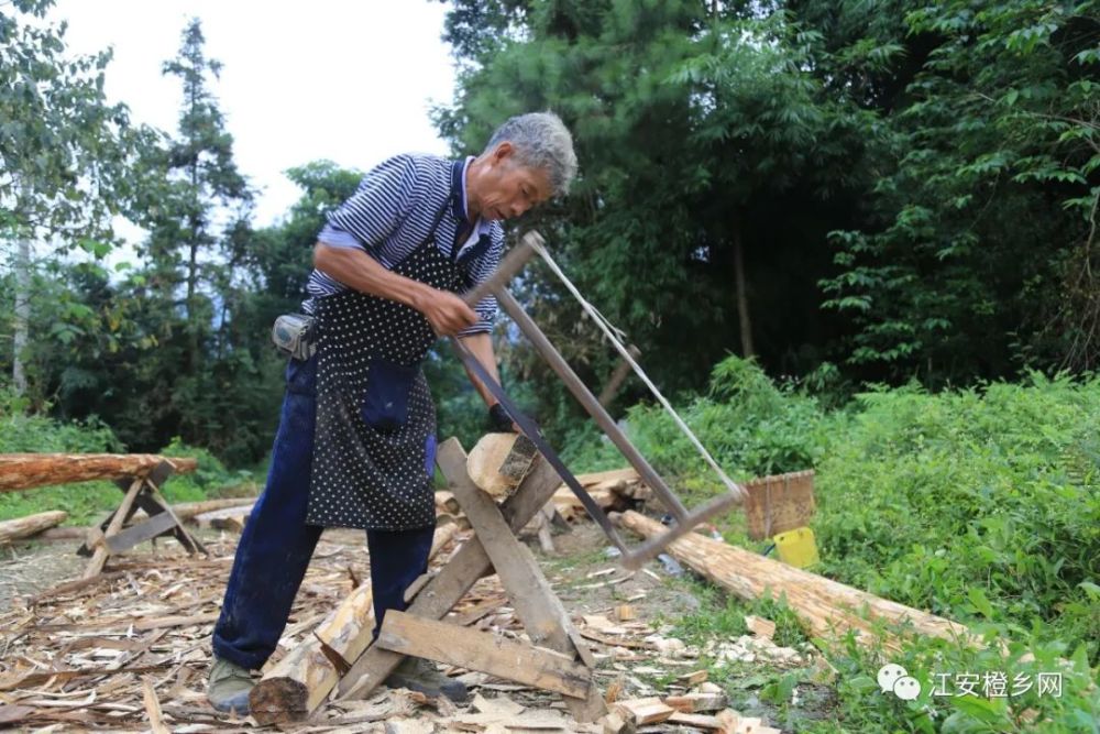 木工|坚守传统手艺！江安男子二十多岁学做木匠，一干就是40余年