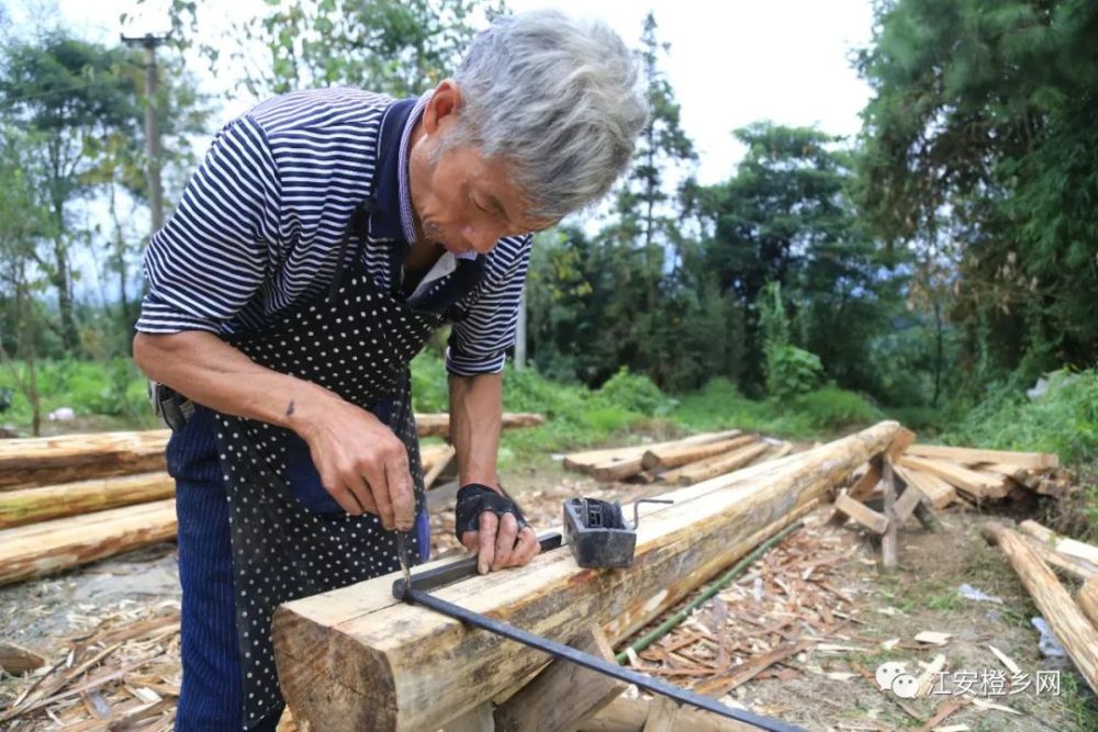木工|坚守传统手艺！江安男子二十多岁学做木匠，一干就是40余年