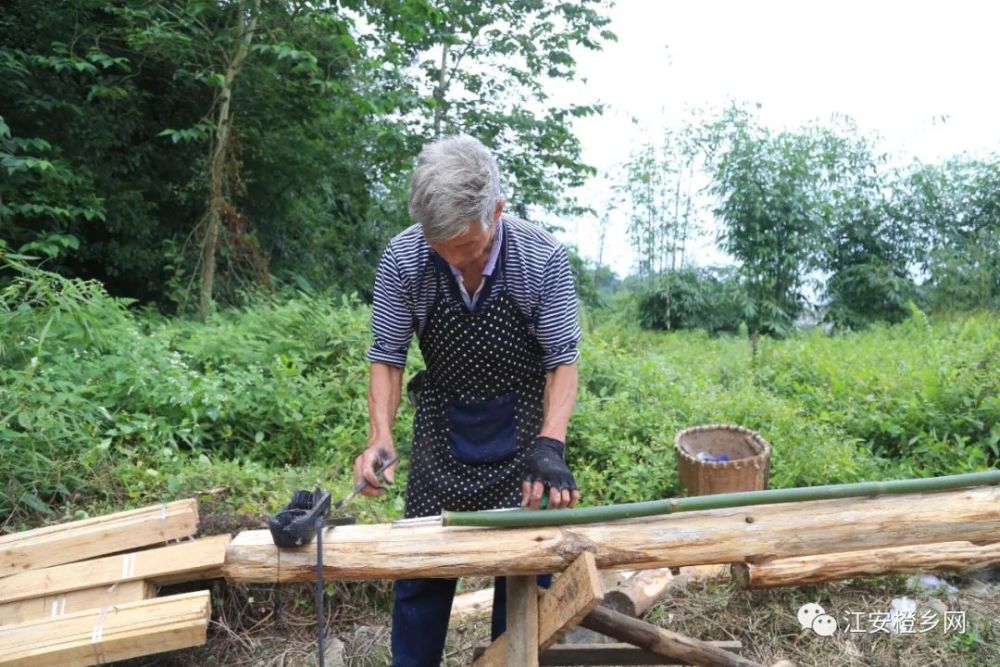 木工|坚守传统手艺！江安男子二十多岁学做木匠，一干就是40余年