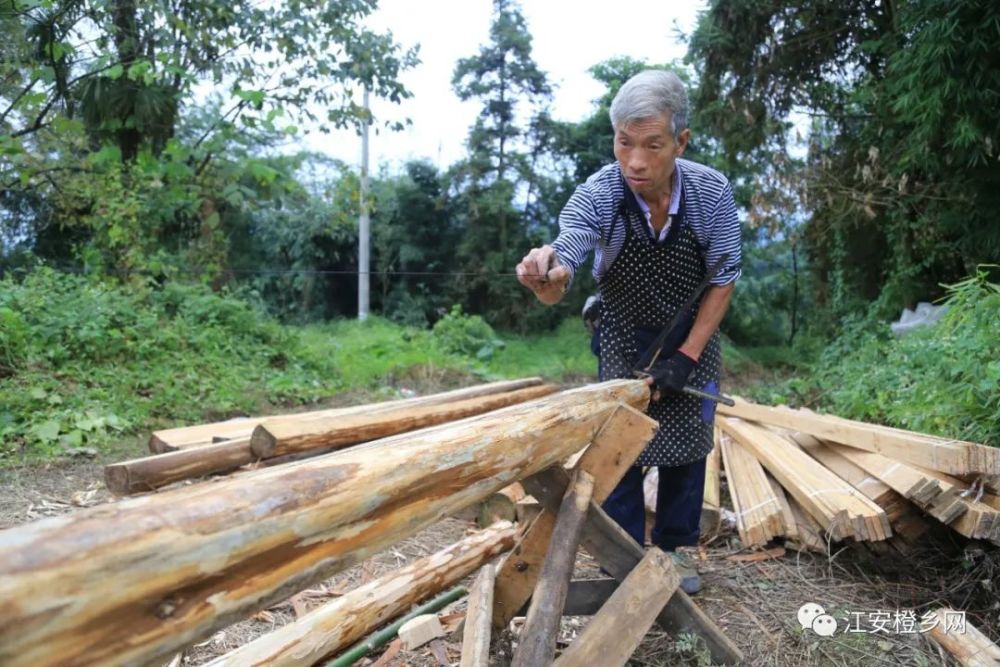 木工|坚守传统手艺！江安男子二十多岁学做木匠，一干就是40余年