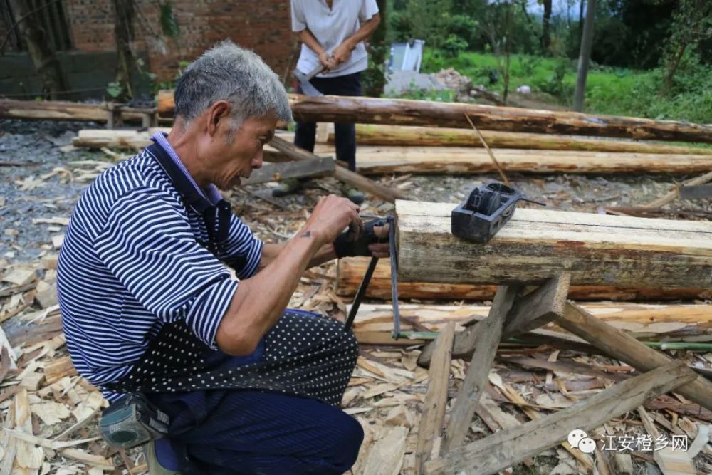 木工|坚守传统手艺！江安男子二十多岁学做木匠，一干就是40余年