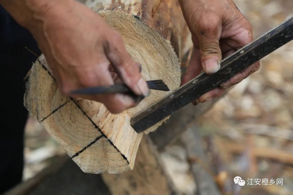 木工|坚守传统手艺！江安男子二十多岁学做木匠，一干就是40余年