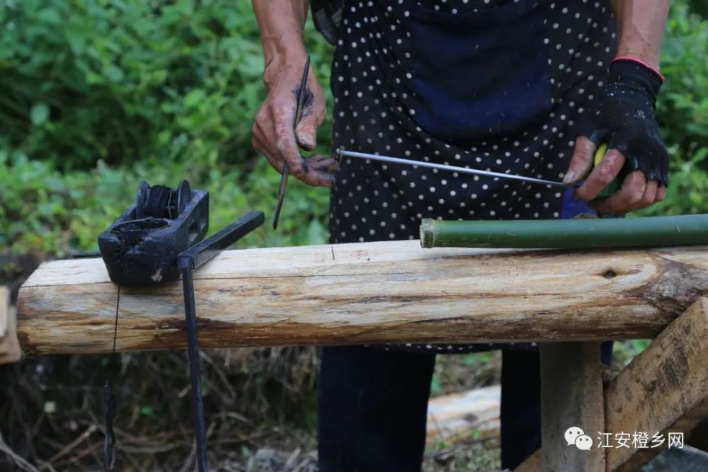 木工|坚守传统手艺！江安男子二十多岁学做木匠，一干就是40余年