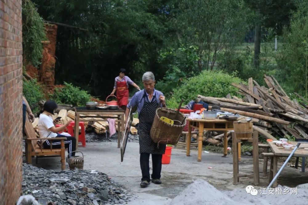 木工|坚守传统手艺！江安男子二十多岁学做木匠，一干就是40余年