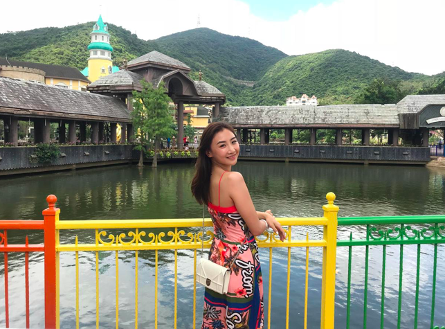 何雯娜度假潇洒自在,梁超老婆烈日过吊桥,老公孩子不陪也开心