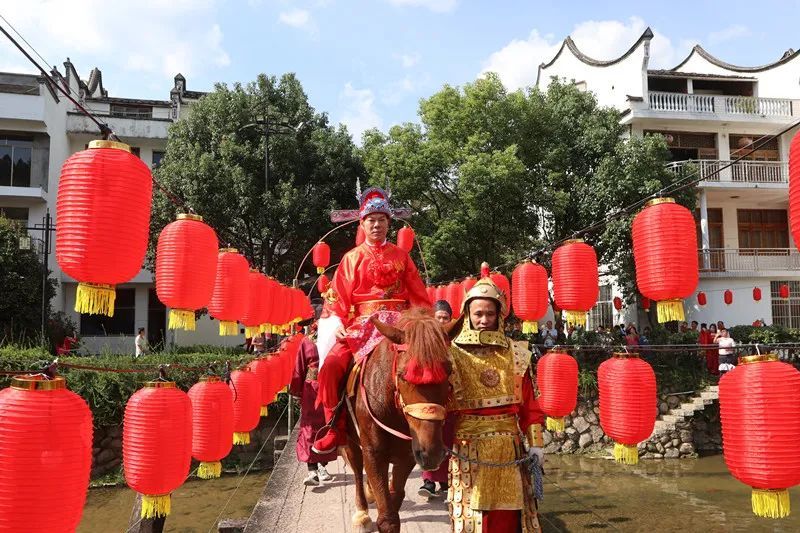 闹中秋"状元"夜游灯会活动盛大开幕,通过"状元游街,状元迎亲,夜游祭月