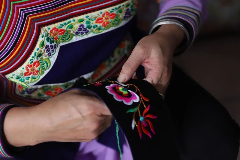 刺绣|【乡土民俗】游走于针尖的民间艺术——会东刺绣艺术