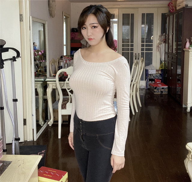 女演员沈樵开心晒自拍照曾因卖身被拘留了25天