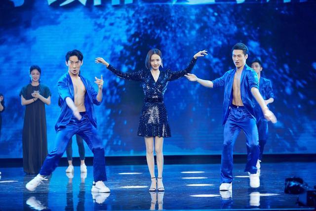 佟丽娅|痛快回应牵手事件的佟丽娅，不管离没离婚，都活成了大女主