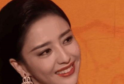 佟丽娅|痛快回应牵手事件的佟丽娅，不管离没离婚，都活成了大女主