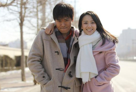 佟丽娅|痛快回应牵手事件的佟丽娅，不管离没离婚，都活成了大女主