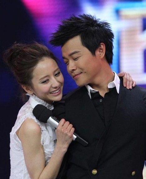 佟丽娅|痛快回应牵手事件的佟丽娅，不管离没离婚，都活成了大女主