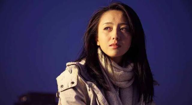 佟丽娅|痛快回应牵手事件的佟丽娅，不管离没离婚，都活成了大女主