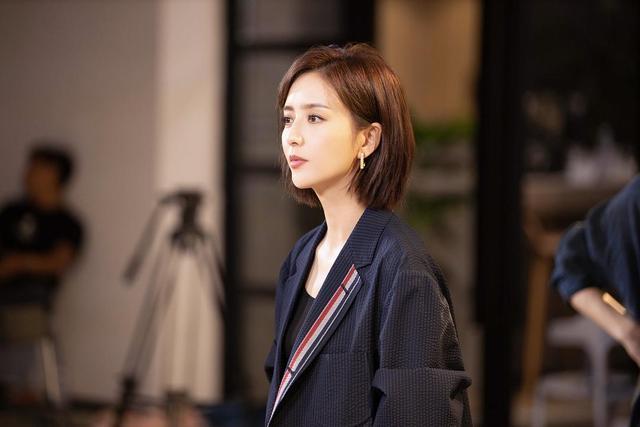 佟丽娅|痛快回应牵手事件的佟丽娅，不管离没离婚，都活成了大女主