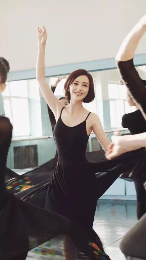 佟丽娅|痛快回应牵手事件的佟丽娅，不管离没离婚，都活成了大女主