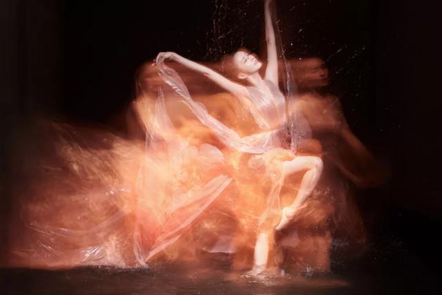 佟丽娅|痛快回应牵手事件的佟丽娅，不管离没离婚，都活成了大女主