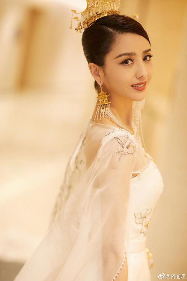 佟丽娅|痛快回应牵手事件的佟丽娅，不管离没离婚，都活成了大女主