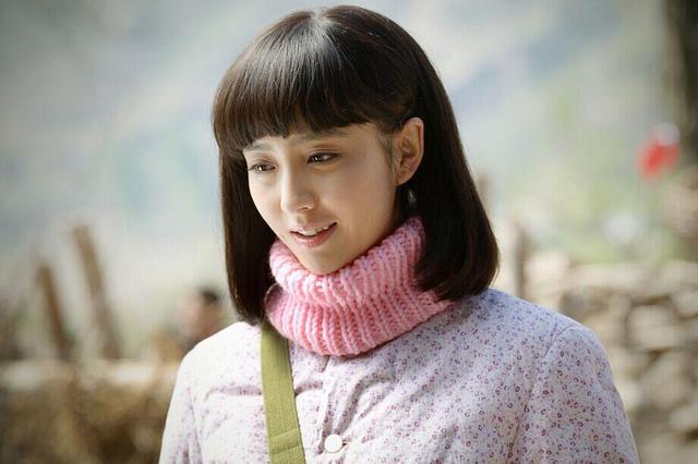 佟丽娅|痛快回应牵手事件的佟丽娅，不管离没离婚，都活成了大女主