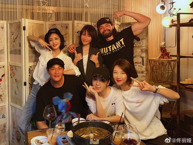 佟丽娅|痛快回应牵手事件的佟丽娅，不管离没离婚，都活成了大女主