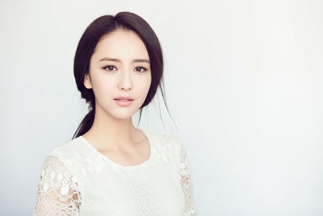 佟丽娅|痛快回应牵手事件的佟丽娅，不管离没离婚，都活成了大女主