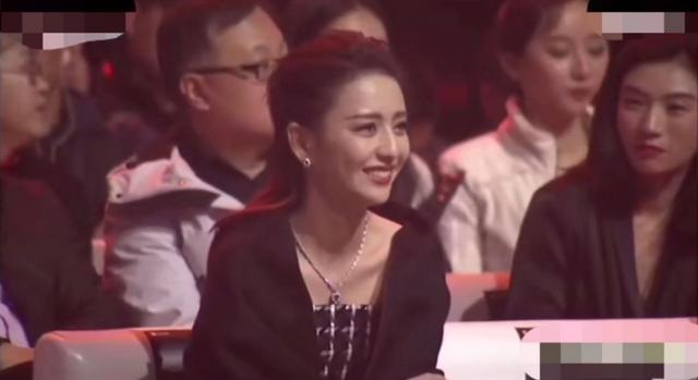 佟丽娅|痛快回应牵手事件的佟丽娅，不管离没离婚，都活成了大女主