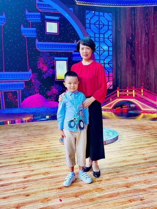 并拿到了明年《中国诗词大会》"知否"组合夺得桂冠,王恒屹和奶奶何霞
