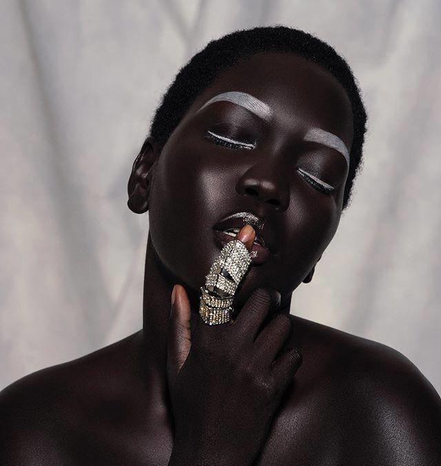 难民女模凭高级黑皮逆袭成为时尚女王疯狂吸粉62万