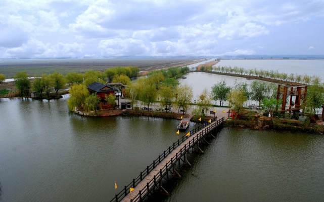 從這處湖泊的旅遊表現中來說,它也有很多的景點,例如說荷花蕩景區